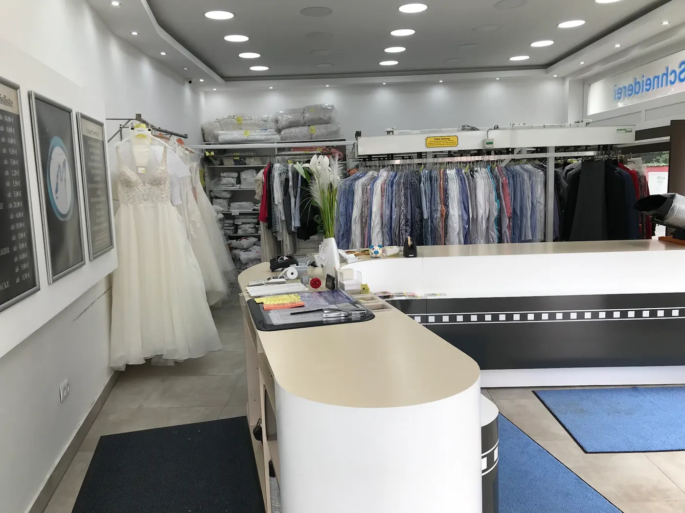 Heller Innenraum von Moderna mit Theke und Brautkleidern