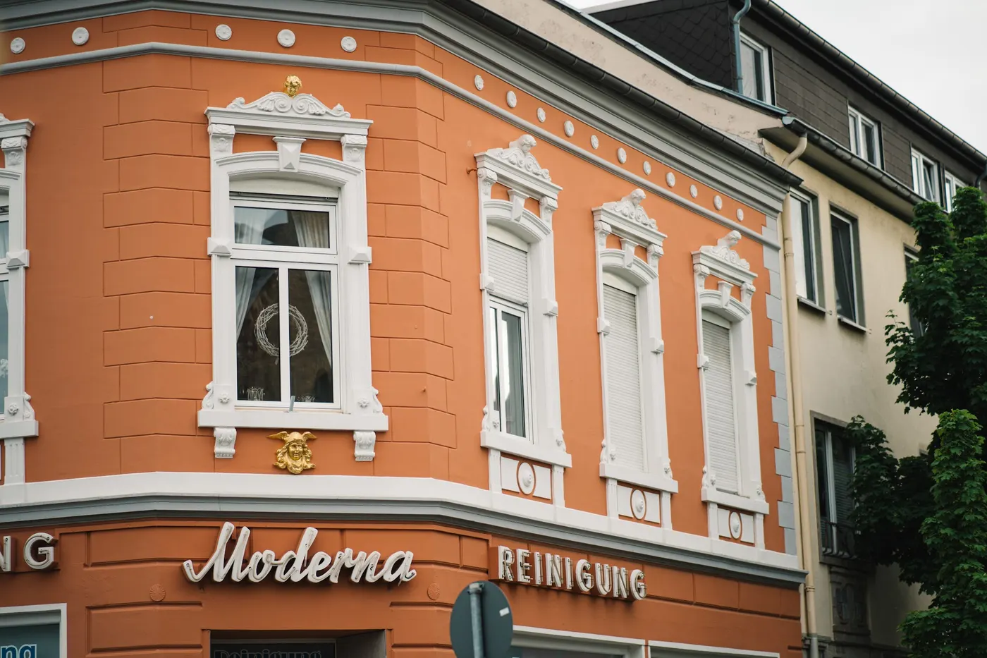 Historische Eckfassade der Filiale Rheinbach mit Moderna-Schriftzug